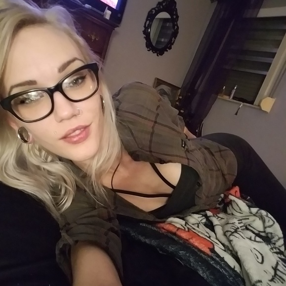 Meet your Posher, April - Picture 3 of 4